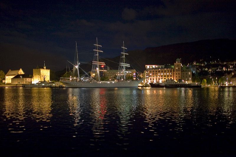 statsraad_lehmkuhl_night.jpg